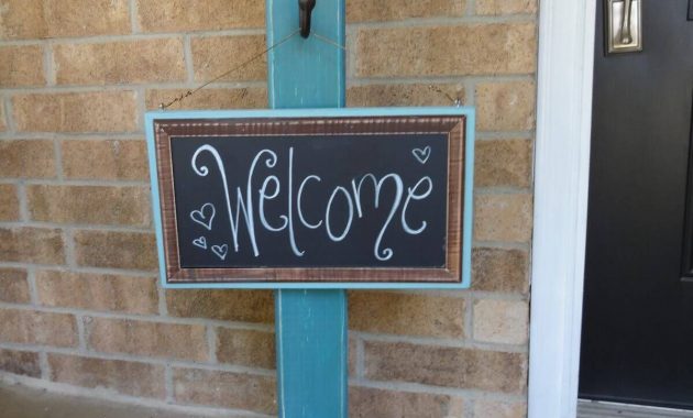 24 Lovely Front Porch Welcome Post Ideas That Will Make Your Guest inside proportions 1200 X 1600