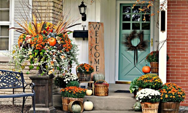 40 Fall Porch Decorating Ideas Ways To Decorate Your Porch For Fall with regard to proportions 1600 X 1059