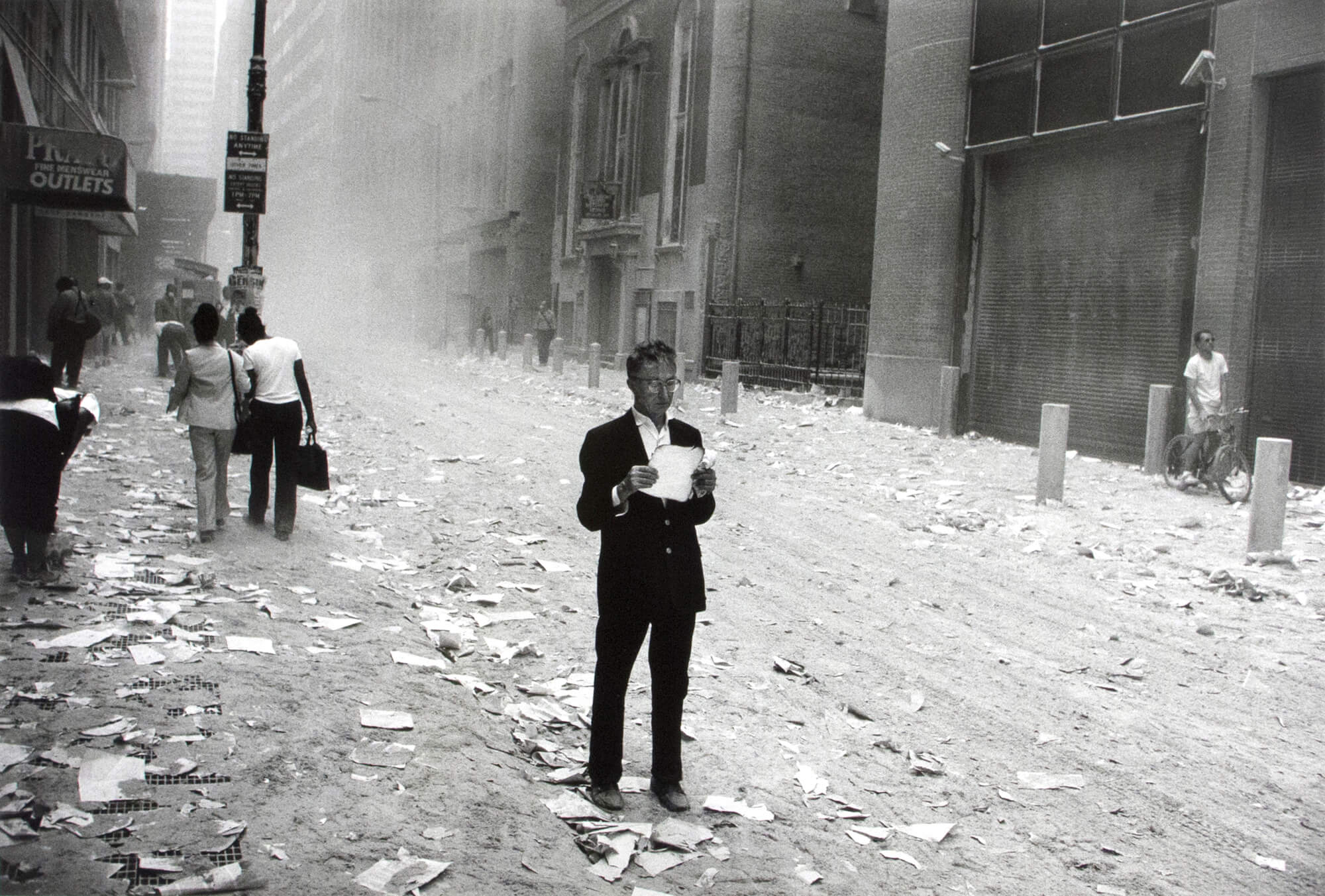 Larry Towell Man Reading Office Debris Attack On World Trade within dimensions 2000 X 1353